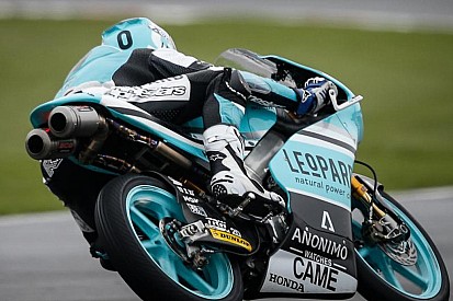 Kent domina e vince sotto la pioggia di Silverstone