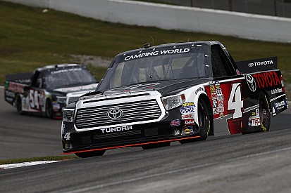 Erik Jones vence no Canadá e assume a liderança