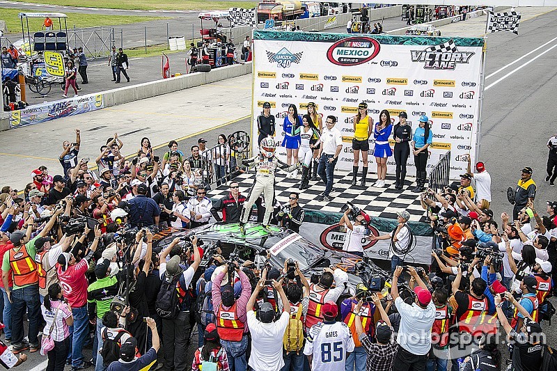 Ganador de la carrera Irwing Vences, M Racing celebra en Victory Line