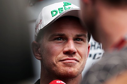Hulkenberg stays on at Force India for 2016-17