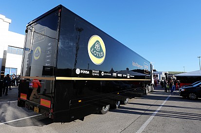 Les camions Lotus en route pour Monza