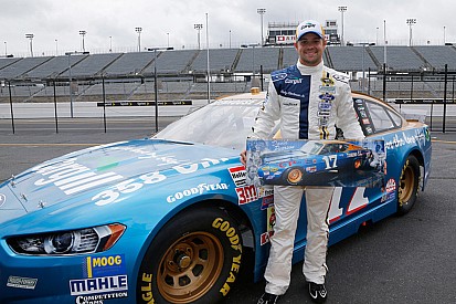 NASCAR entra na máquina do tempo em Darlington