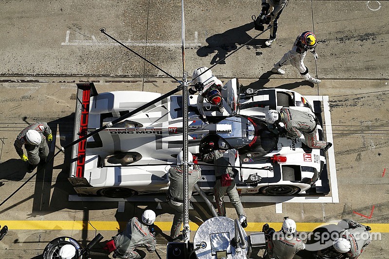 #17 Porsche Team Porsche 919 Hybrid: Timo Bernhard, Mark Webber, Brendon Hartley