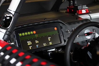 Kurt Busch se torna o primeiro piloto da NASCAR a usar painel digital