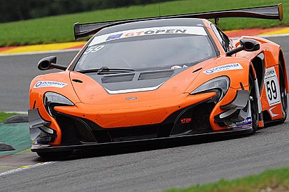 Rob Bell regala la pole di Gara 1 alla McLaren