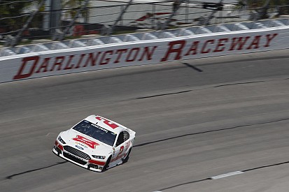 Keselowski logra la pole position en Darlington
