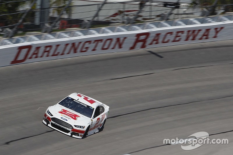 Keselowski logra la pole position en Darlington