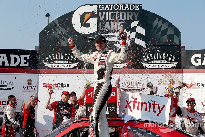 Hamlin holds on for fourth Xfinity win at Darlington