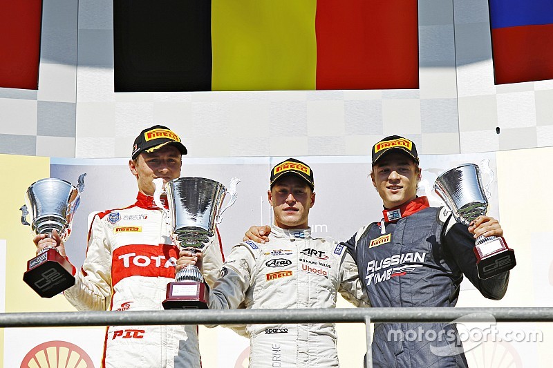 Podio: secondo post Arthur Pic, Campos Racing, vincitore Stoffel Vandoorne, ART Grand Prix, terzo po