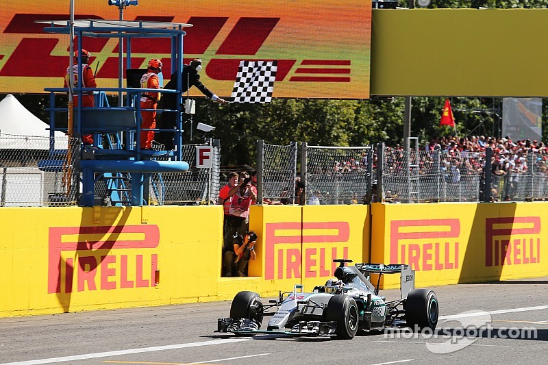 Le vainqueur Lewis Hamilton, Mercedes AMG F1 W06 passe sous le drapeau à damiers