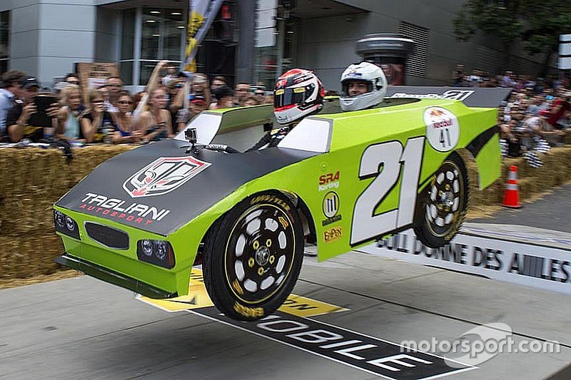 Tagliani desce ladeira em carro improvisado