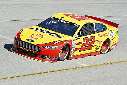 Logano "rouba" pole de Kenseth em Richmond