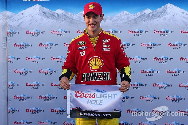 Logano logra su quinta pole de la temporada en Richmond