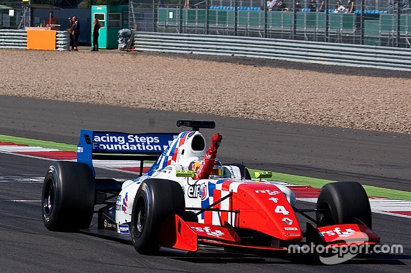 Rowland incontenibile, vince Gara 1 al Nurburgring