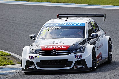 Citroëns tightly packed in qualifying