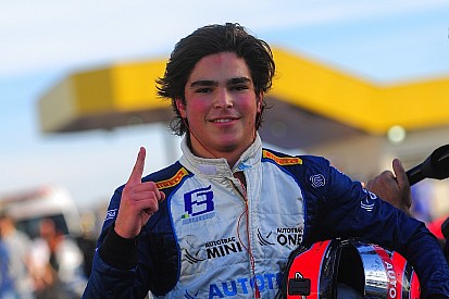 Pedro Piquet destrói concorrência e é pole em Campo Grande