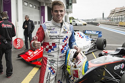 De ponta a ponta, Rowland vence a primeira em Nurburgring