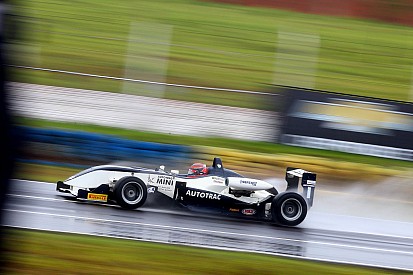 Sob chuva, Pedro Piquet comanda prova e se aproxima do título