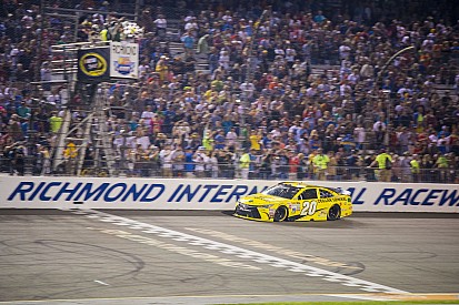 Soberano, Kenseth vence e iguala Johnson e Busch no Chase