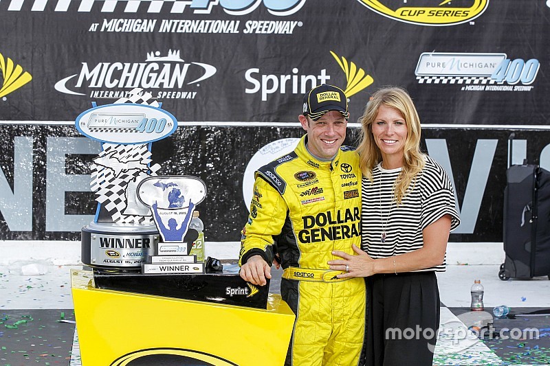 Ganador de la carrera Matt Kenseth, Joe Gibbs Racing Toyota con su esposa Katie Martin