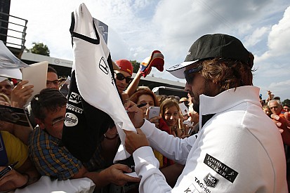 Alonso mostra treinamento de reflexos aos fãs