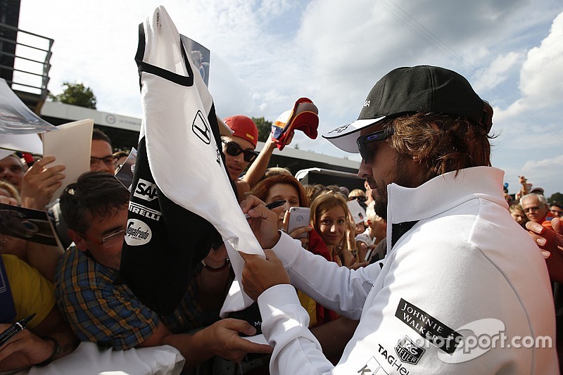 Alonso mostra treinamento de reflexos aos fãs