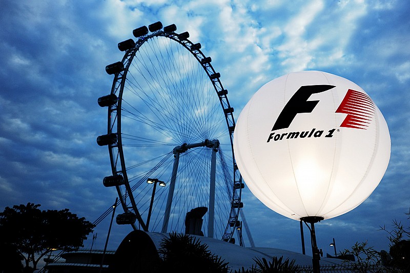 An F1 lighting balloon in the paddock with the Singapore Flyer