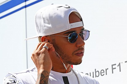 Nas redes sociais Hamilton ganha de pilotos, mas apanha de esportistas
