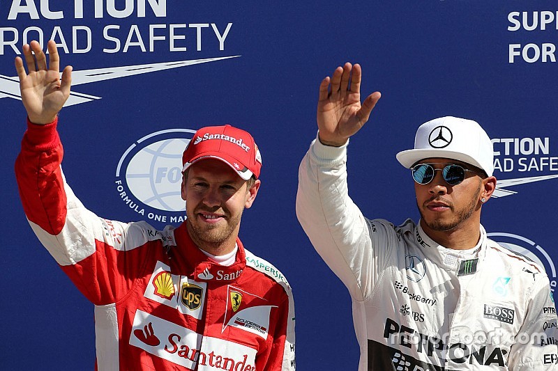 El ganador de la pole, Lewis Hamilton, Mercedes AMG F1 Team y tercer lugar, Sebastian Vettel, Ferrar