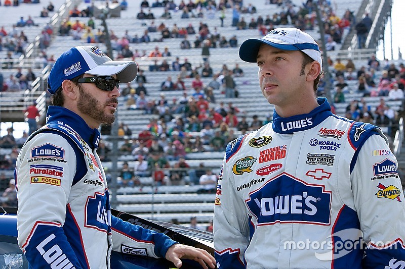 Jimmie Johnson, Hendrick Motorsports Chevrolet discute avec son chef d'équipe Chad Knaus