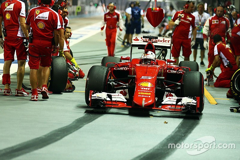 Sebastian Vettel, Ferrari SF15-T practices a pit stop