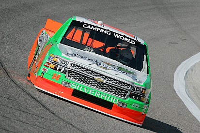 Hemric hits crew member during Truck race - video