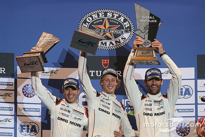 Podio: ganadores Timo Bernhard, Mark Webber, Brendon Hartley, Porsche Team