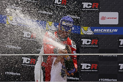 Singapore, Gara 2: Gené vince, capolavoro Comini