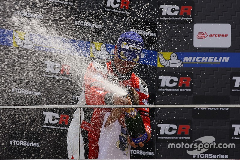 Singapore, Gara 2: Gené vince, capolavoro Comini