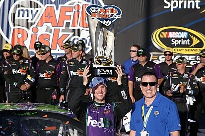 Hamlin roda e perde volta, mas vence na abertura do Chase