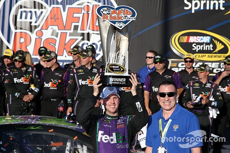 Hamlin roda e perde volta, mas vence na abertura do Chase
