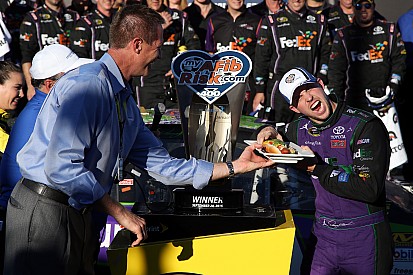 Denny Hamlin gana la primera carrera del Chase en Chicago 