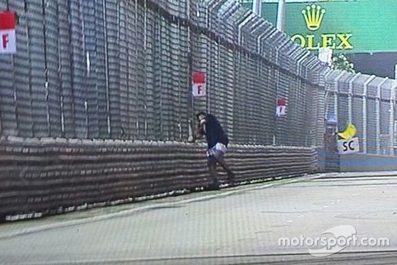 Singapore: arrestato l'invasore della pista