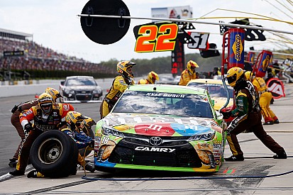 Joe Gibbs Racing replaces front tire changer for Kyle Busch