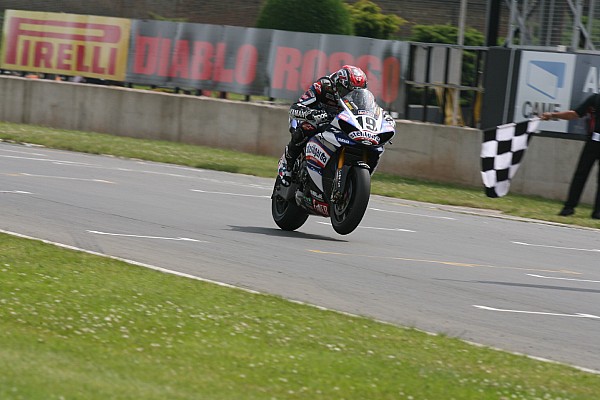 Yamaha regresa al Superbike y firma con Guintoli y Lowes