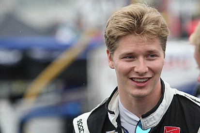 Newgarden stays at CFH Racing for 2016