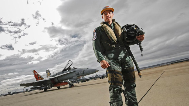 Maverick Vinales si diverte su un F-18 prima di Aragon
