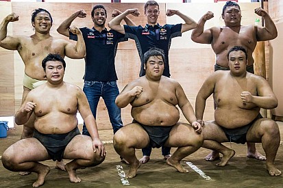 Pilotos da Red Bull lutam sumô e perdem feio; veja vídeo