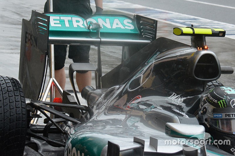 Mercedes: flap mobile tagliato nell'ala posteriore