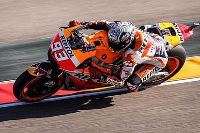 Marquez cade, ma piazza pole e record ad Aragon