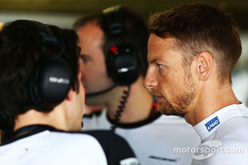 Dennis declares Button's McLaren contract “intact” for 2016