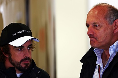 Ron Dennis ne va "pas se fâcher" contre un Alonso "frustré"