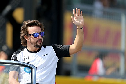 Alonso pede mensagens "privadas" após polêmica com Honda