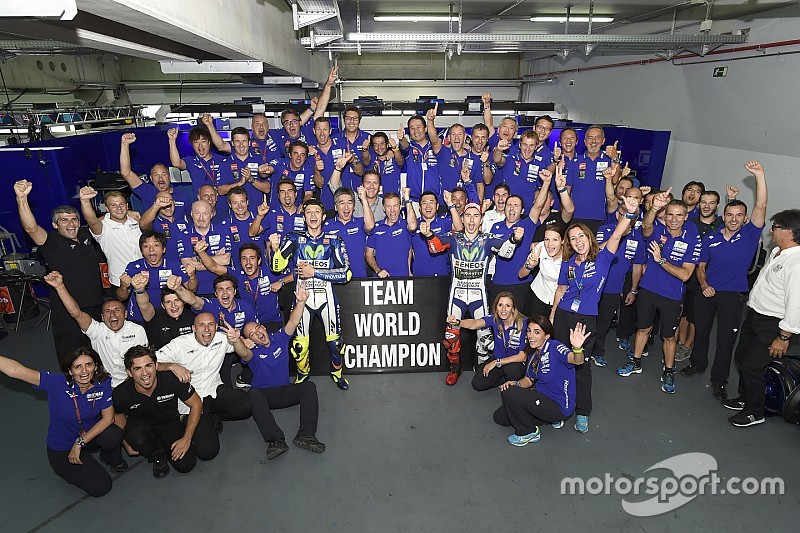 Le vainqueur Jorge Lorenzo et le troisième, Valentino Rossi, Yamaha Factory Racing fêtent le titre par équipes